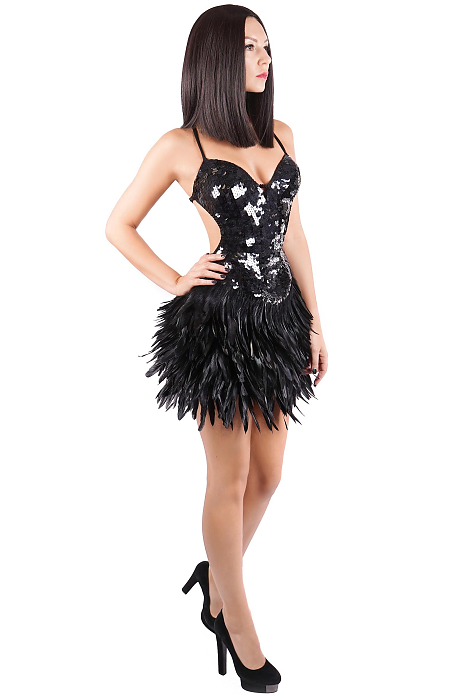 Черное платье с перьями