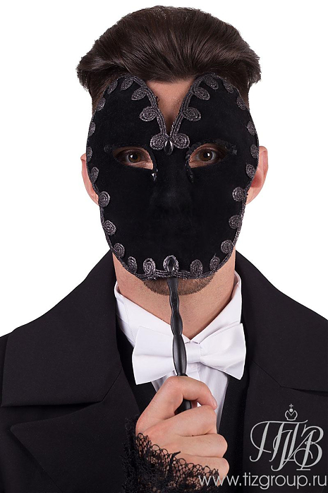 Черная бархатная маска