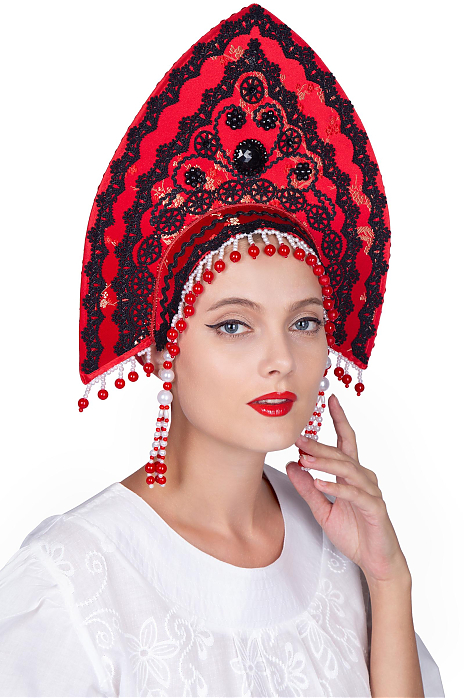 Красный кокошник с искусственным жемчугом и камнями