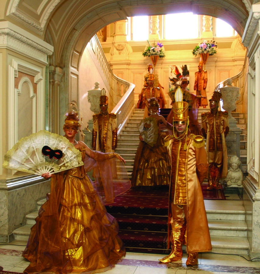 Золотой костюм гусара